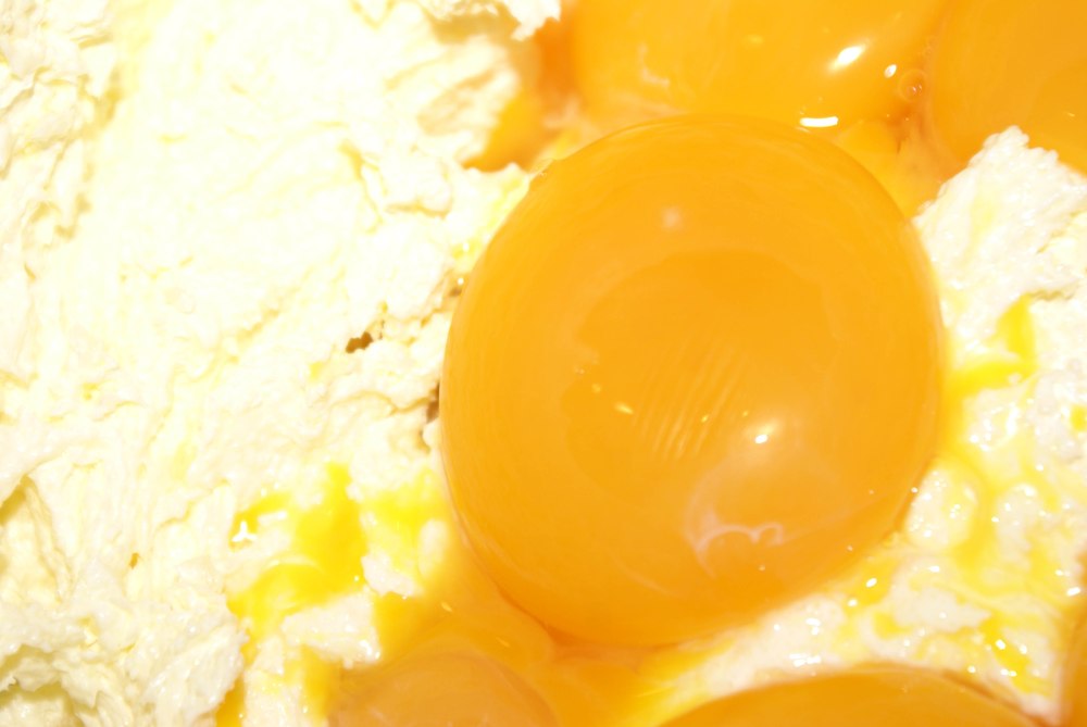 Tilsett egg i deigen.
