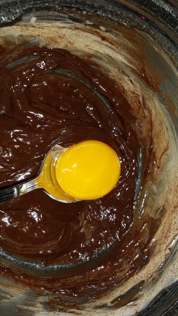 Rør inn eggeplomme. Kremen skal være glatt og smidig på konsistens.